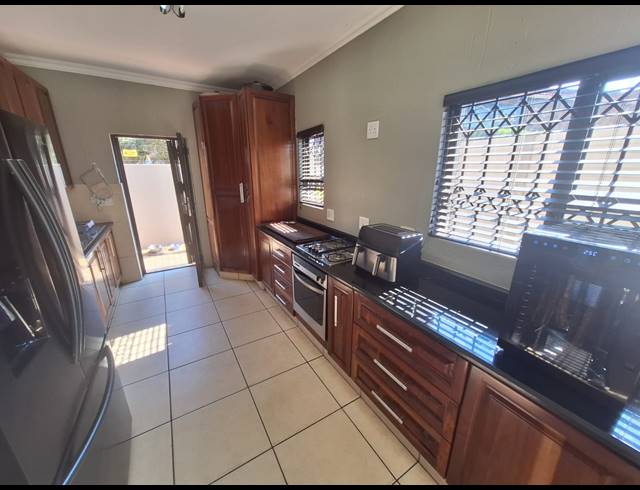 4 BEDROOM TOWNHOUSE FOR SALE IN VANDERBIJLPARK SW 5